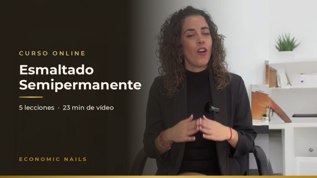 Inma, técnica de Economic Nails, en el curso de esmaltado semipermanente
